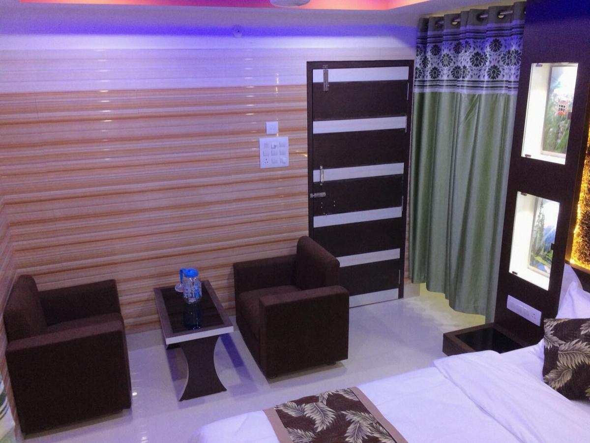 Oyo 16064 Tirupati Lodge Силигури Экстерьер фото