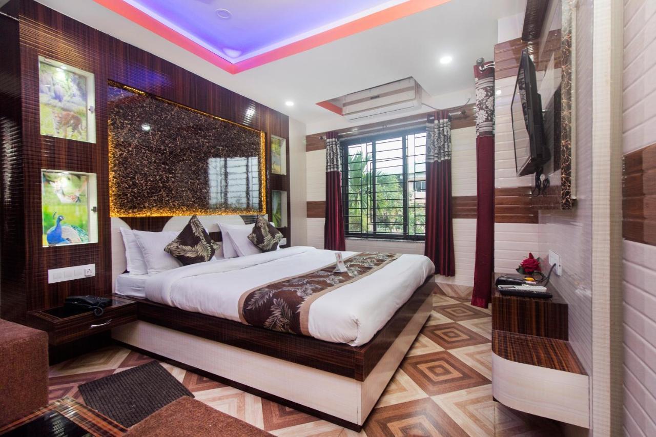 Oyo 16064 Tirupati Lodge Силигури Экстерьер фото